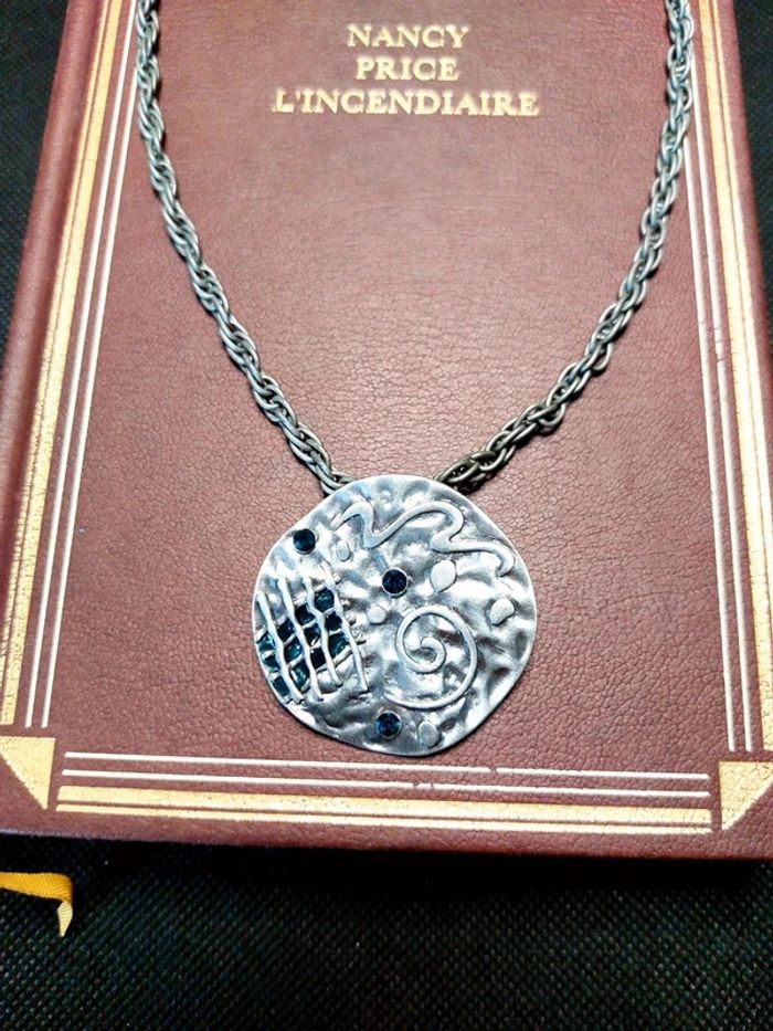 Magnifique collier chaîne couleur argent vieilli avec pendentif médaillon - photo numéro 2