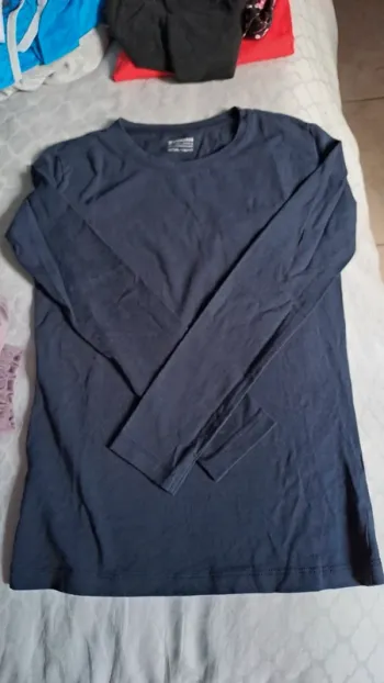 T shirt manches longues bleu marine taille 146/152