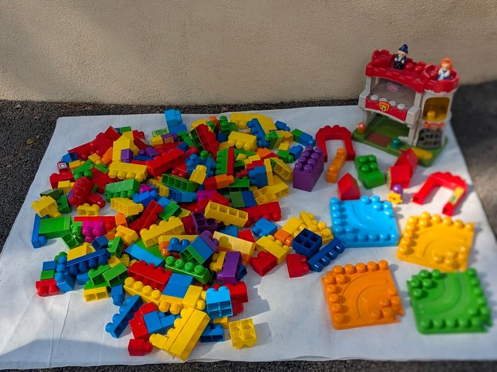 Lot de 350 mega bloks avec château electronique