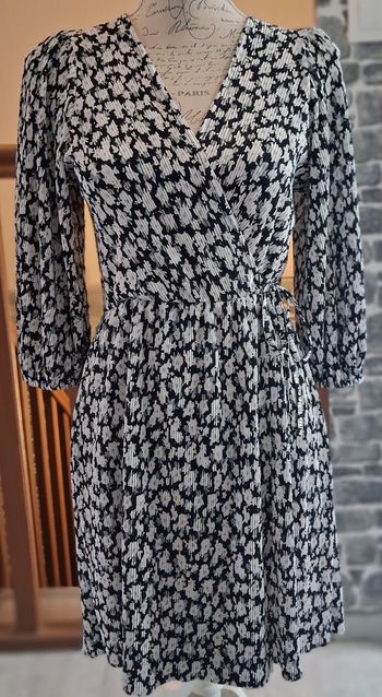 Robe portefeuille courte plissée noire à fleurs blanches