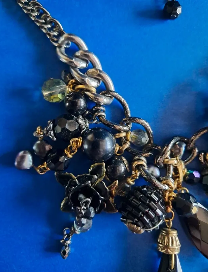 Collier long NEUF avec chaine argentée et breloques - photo numéro 4