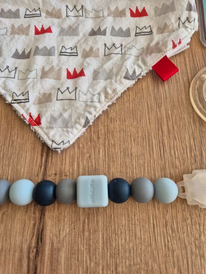 Lot biberons 150 ml + tétines + attache tétine + bavoir + biberons médicament - photo numéro 2