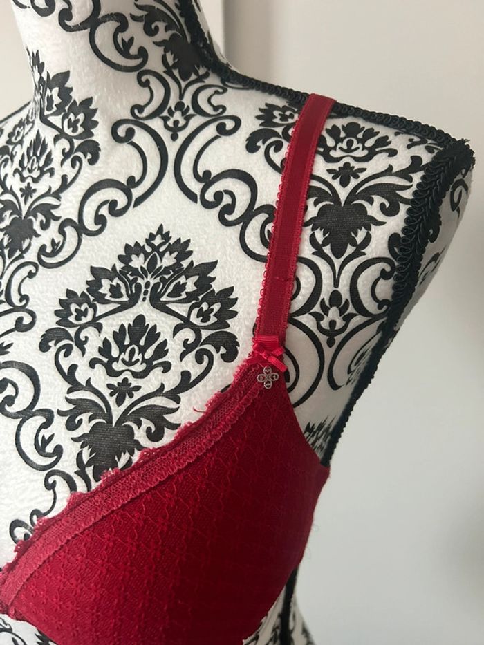 Soutien gorge rouge 85D - photo numéro 3