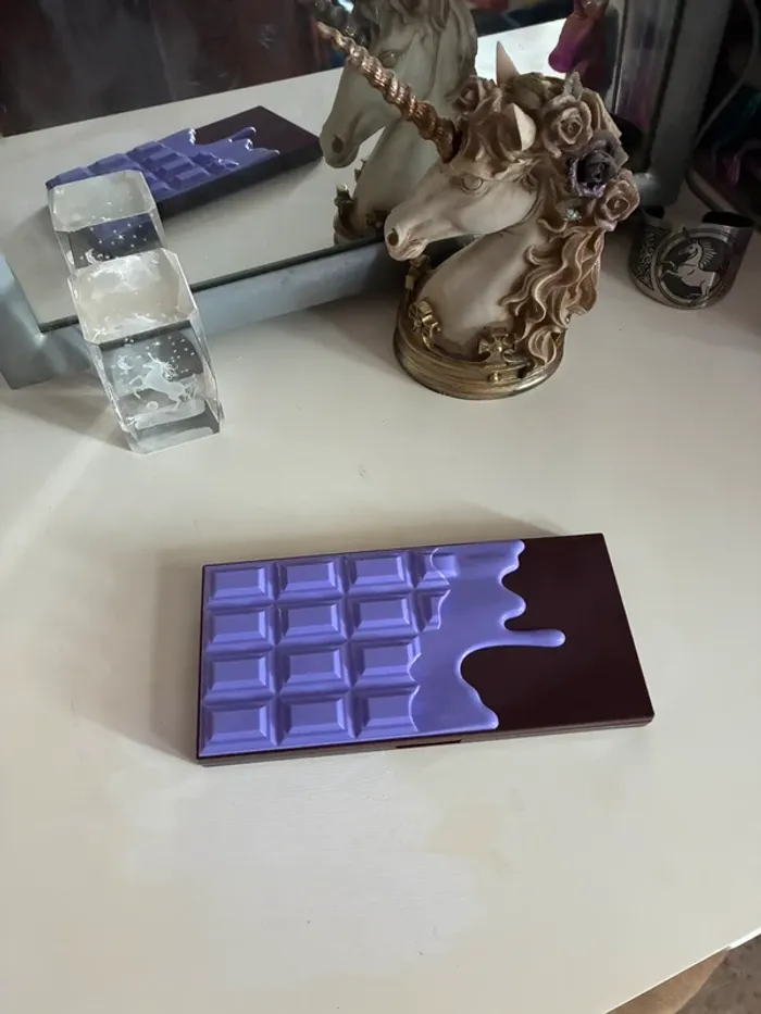 Palette chocolate Violet, 18 fards, Makeup Revolution. - photo numéro 2