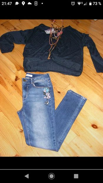 Superbe jeans brodé taille 36 cache cache