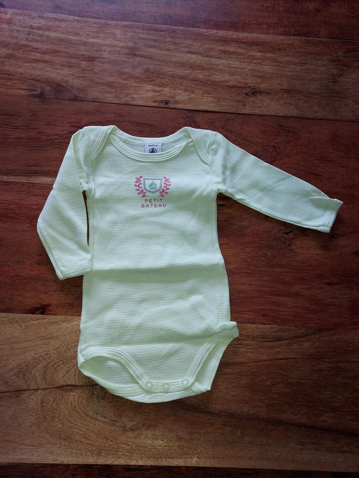 Lot bodies 6 mois - photo numéro 2