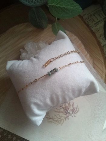 Bracelet fin avec petites pierres d'émeraude brute