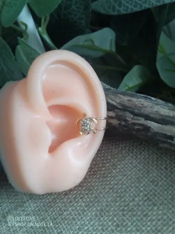 Clip oreille tortue zircons dorée
