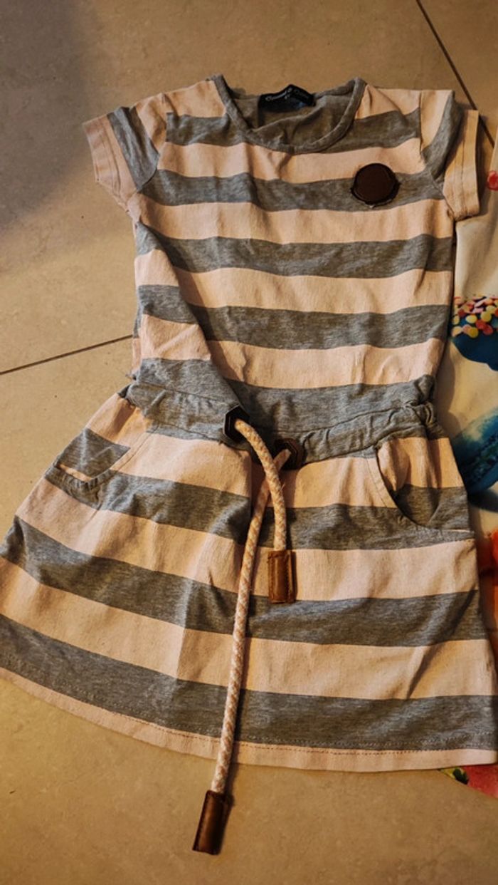 Lot vêtements robe et t-shirt - photo numéro 4