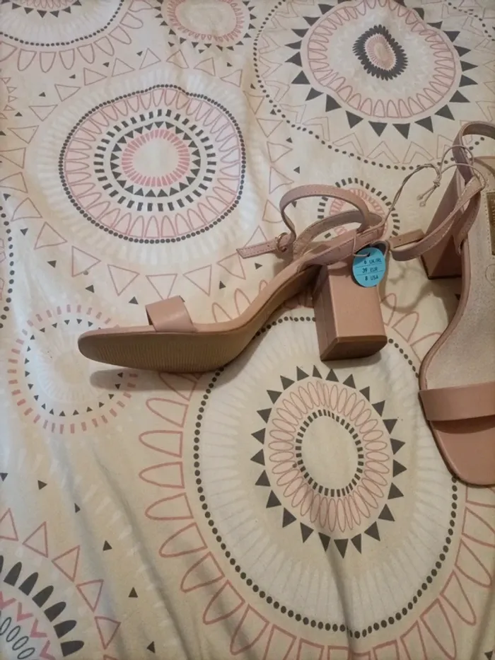Superbes sandales neuves rose Primark 39 - photo numéro 2
