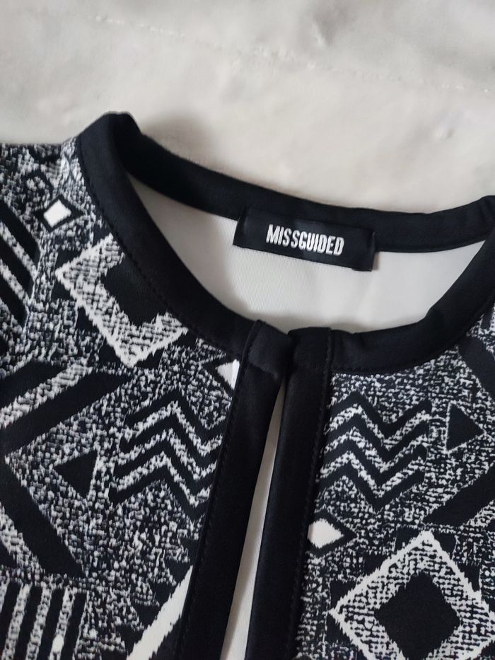 Veste à motif asteque taille 34 marque missguided - photo numéro 2