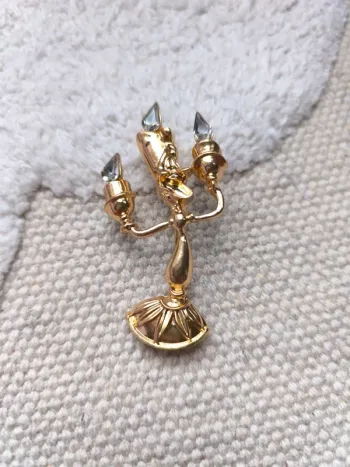 Broche chandelier doré – Esprit “La Belle et la Bête”