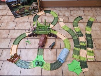 Circuit flexible Dinosaur Tracks avec rails et aiguillage supplémentaires