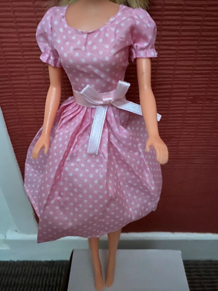 Robe rose à pois pour poupée Barbie
