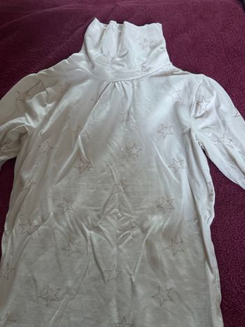 Col roulé blanc motifs étoiles 