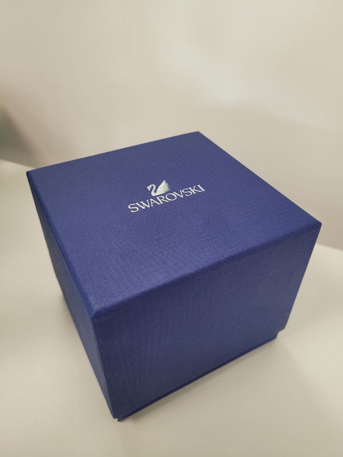 Vends montre femme swarovski alegria quartz neuve (5188824) fabriquée en suisse en acier inoxydable. 
Boitier 33 mm, vendez due avec 2 mailles supplémentaires et garantie - photo numéro 9