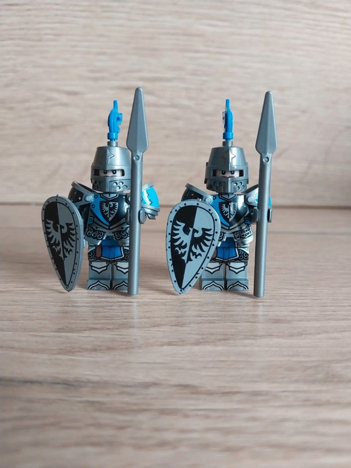 Figurines type lego 2 soldats chevaliers du Faucon noir