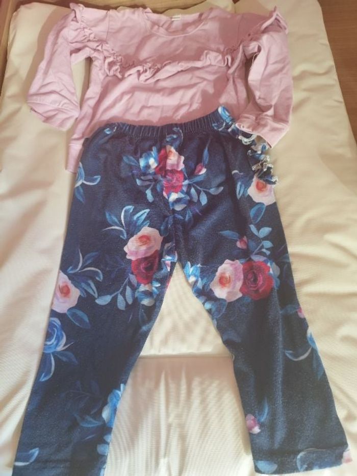 Haut rose clair avec pantalon fleuri