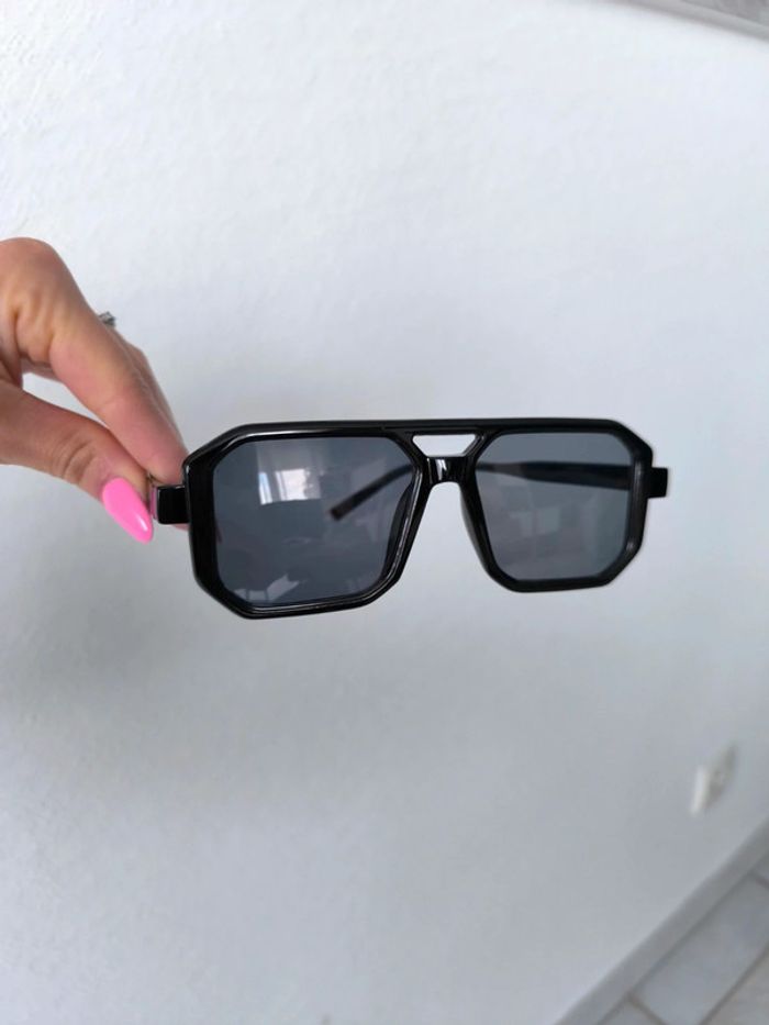 Lunette de soleil , noir, femme , neuve - photo numéro 2