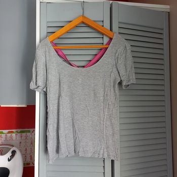 Tee shirt gris a bretelles croisées dans le dos
