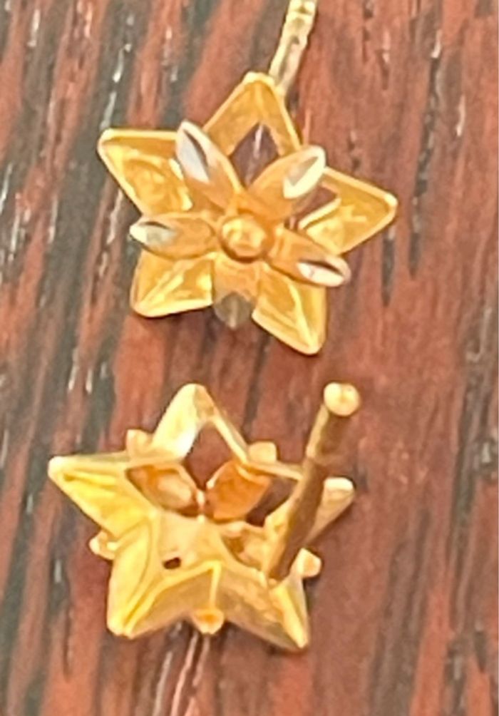 Boucles d'oreilles fleure en or 18 carats (au750)Très bon état - photo numéro 5