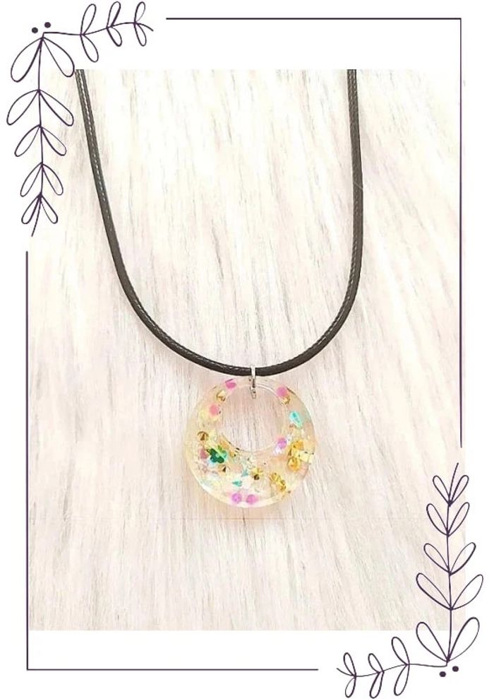 💖 Collier avec médaillon résine holographique strass et paillettes