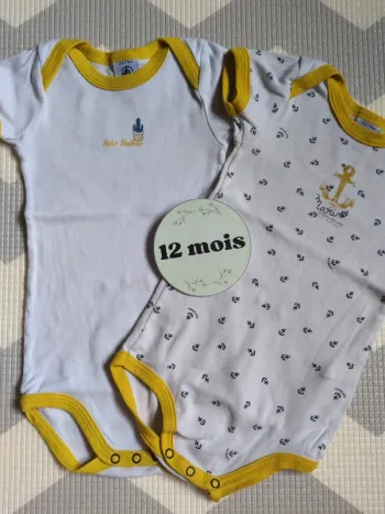Lot bodys Petit Bateau 12 mois