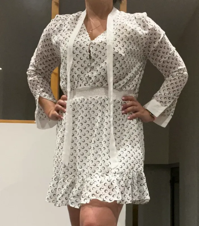 Robe blanche et noir rétro