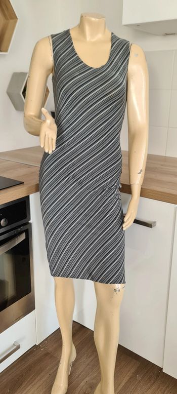 superbe robe pres du corps legere stretch cle taille 38
