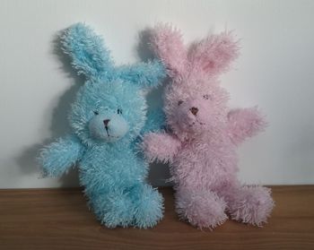 2 petits lapins peluche