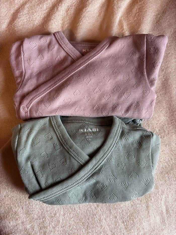 Lot bodies 1 mois - photo numéro 3