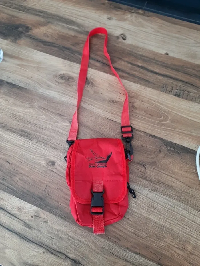 Sacoche bandoulière ou ceinture rouge