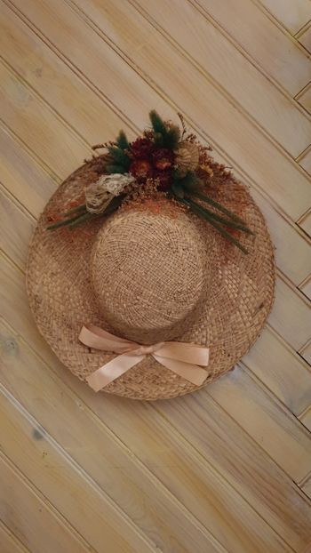 Décoration murale vintage chapeau de paille avec ruban et fleurs séchées