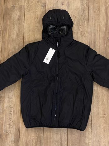 Veste coupe-vent matelassé à capuche avec lunettes C.P. Company noire taille M