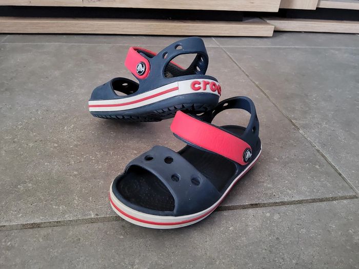 Sandales Crocs rouge et bleu marine C8 (24-25)
