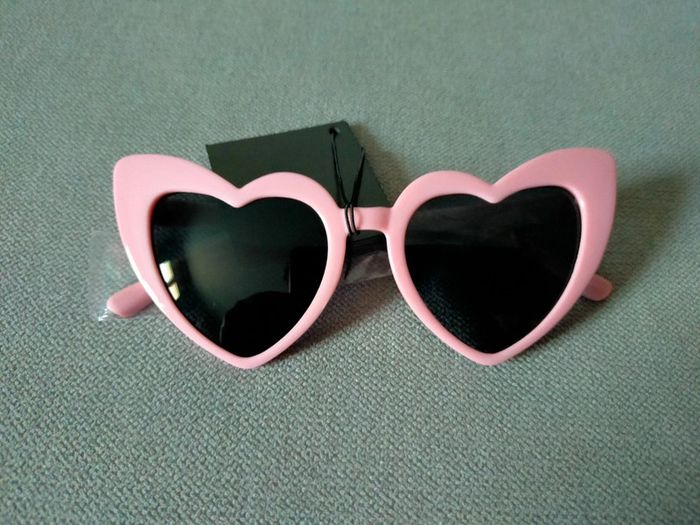 Lunettes de soleil cœur rose – Protection UV400 – Neuf avec étiquette