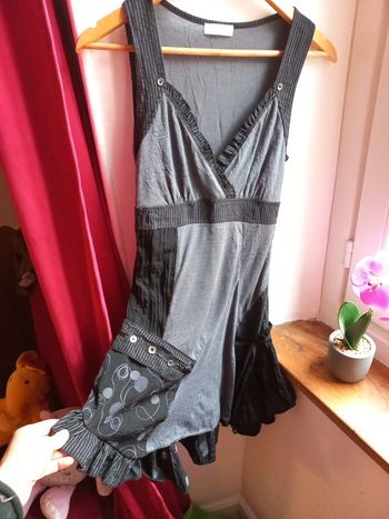 Belle robe noire fashion asymétrique en bas originale et passe partout