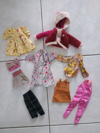 Lot 8 vêtements pour poupées barbie