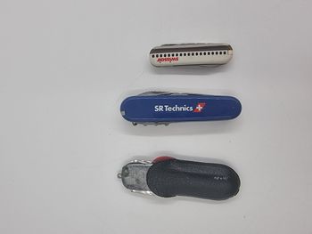 Lot de 3 couteaux suisses dont deux Victorinox