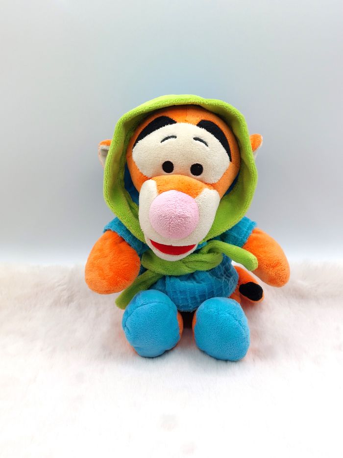 Disney Peluche doudou Tigrou en peignoir bleu vert 26 cm Nicotoy pieds bleus