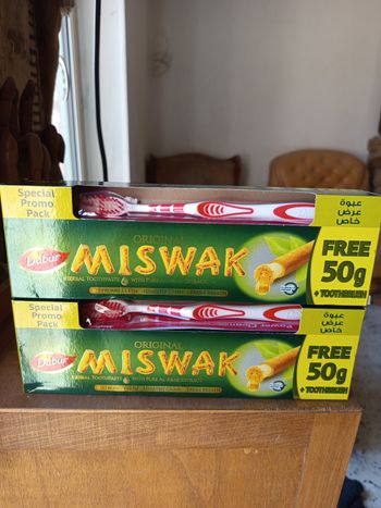 Lots de deux dentifrices avec deux brosses a dent original miswak b'y dabur