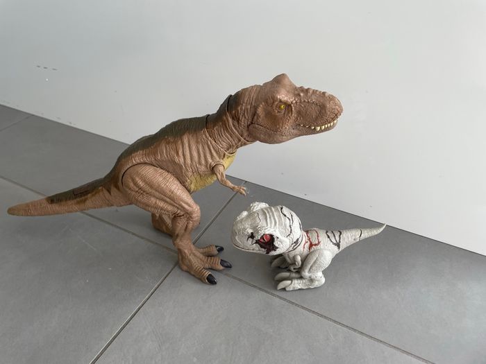 Lot de 2 dinosaures Jurassic World Figurine  Piles à changer - photo numéro 2