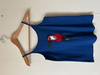 Tee-shirt petite bretelle avec oiseau en sequins