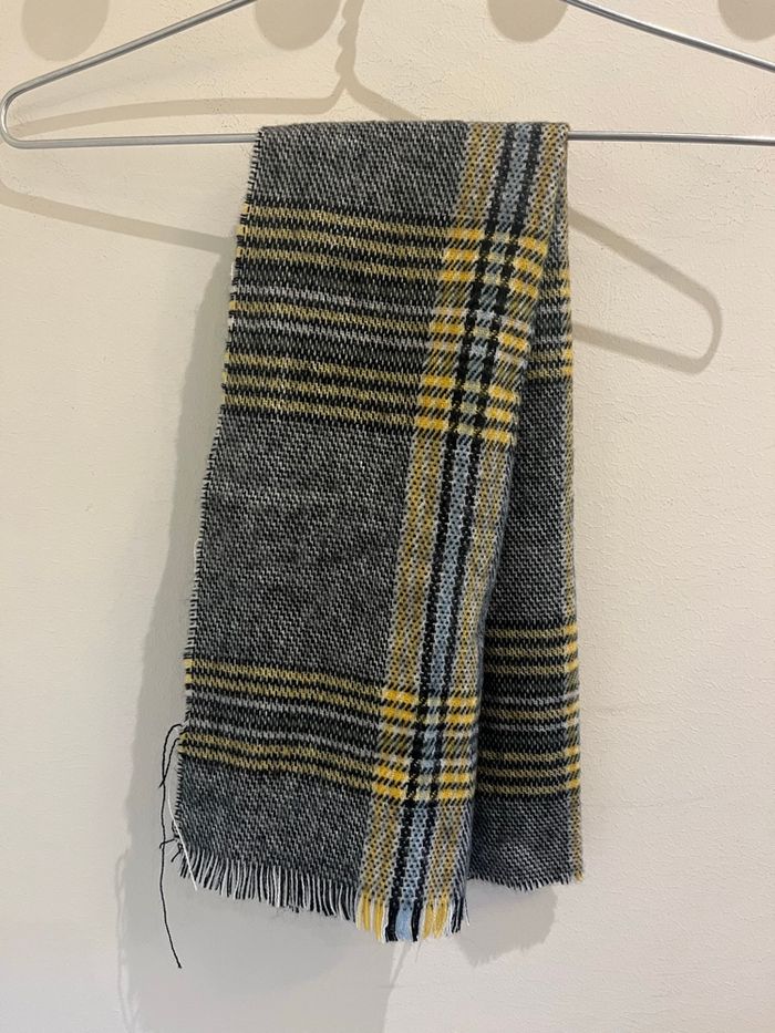 écharpe rayé grise et jaune