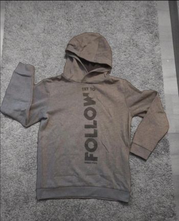 Pull gris à capuche