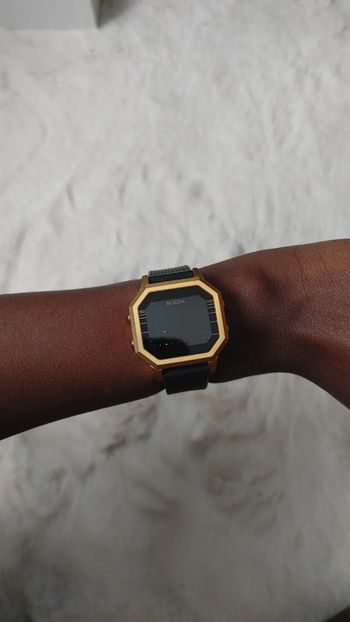 Magnifique montre Nixon en acier inoxydable doré bracelet en silicone noir Leila hurst