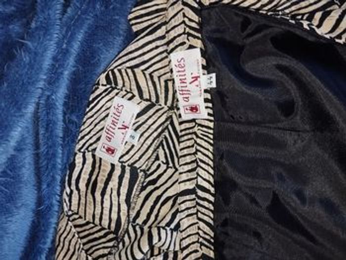 Ensemble affinités Armand Thiery
Jupe taille 44
Haut taille 3 - photo numéro 8