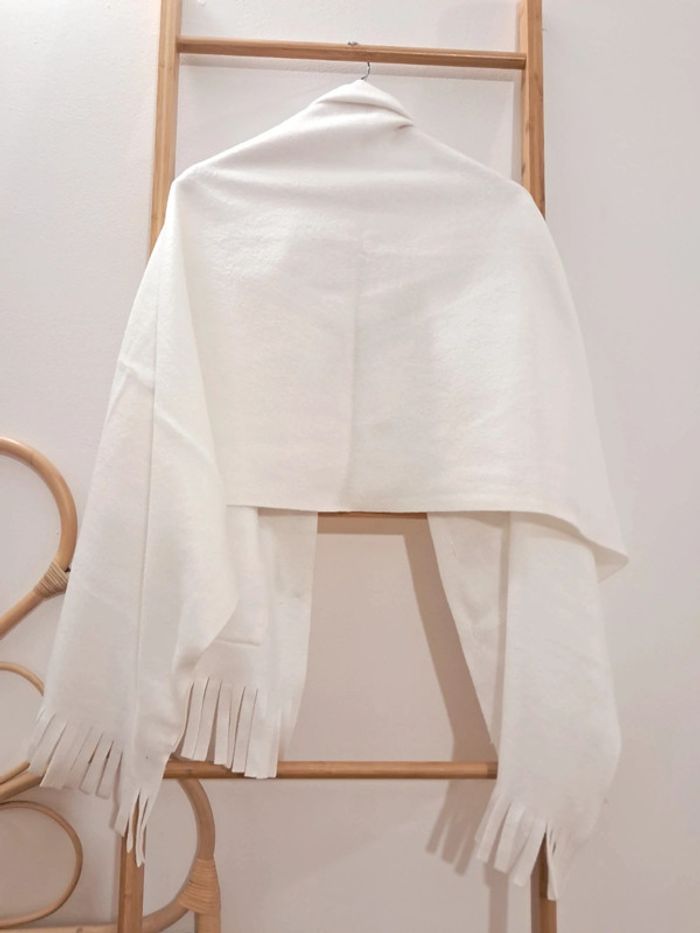Châle plaid blanc à franges et boutons bois Taille unique parfait état - photo numéro 4