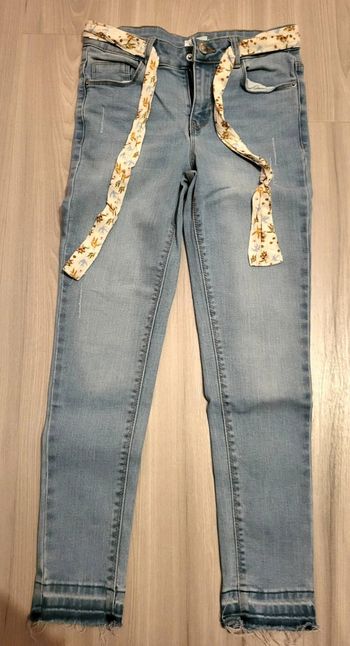 Très beau jeans avec sa ceinture