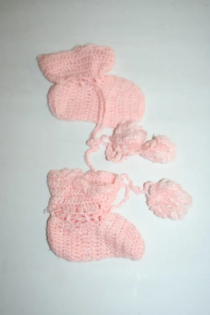 Chaussons en laine rose, manque un pompon